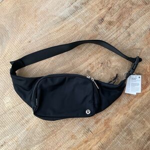Lululemon Everywhere Sling Bag 2.5L